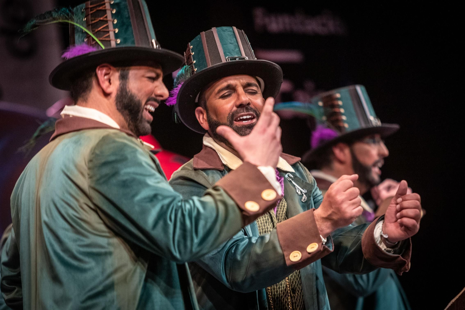 Comparsa 'Los vendehumo' sobre las tablas del Falla