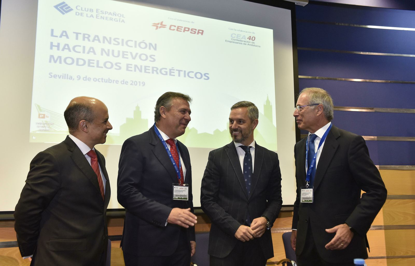 Juan Antonio Vera (jefe de Operaciones de Cepsa), Francisco Arteaga (vicepresidente de la CEA), Juan Bravo (consejero de Hacienda) y Miguel Antoñazas (Club Español de la Energía) durante la jornada
