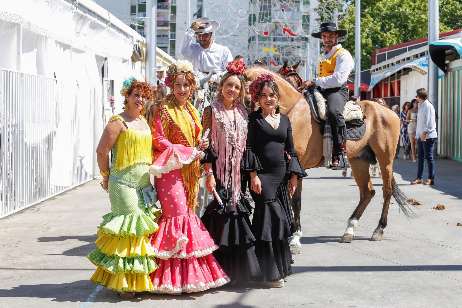 Mujeres y caballistas en la calle Farolillos.
