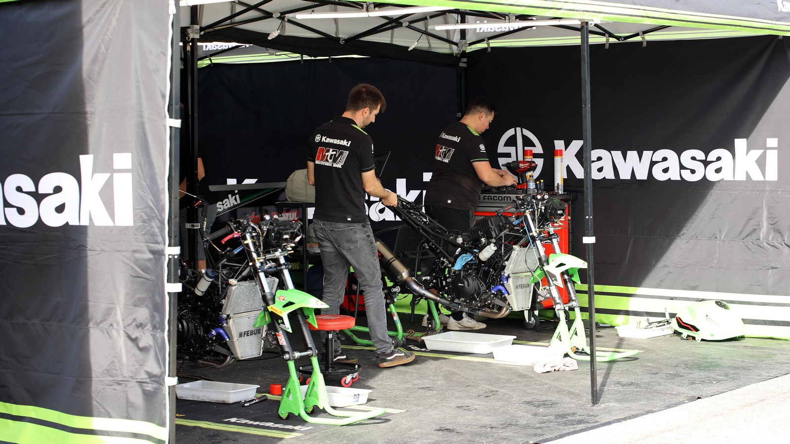 Galería de los preparatívos para la SBK en el Circuio de Jerez - Ángel Nieto