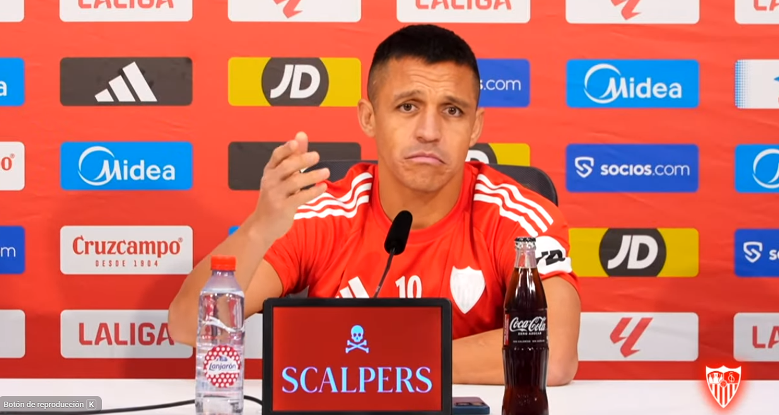 Alexis explica a la prensa su decisión de ceder el penalti a Isaac.