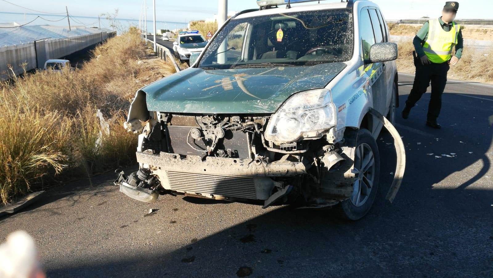Cuatro guardias civiles heridos y dos coches destrozados en la detención de un peligroso delincuente