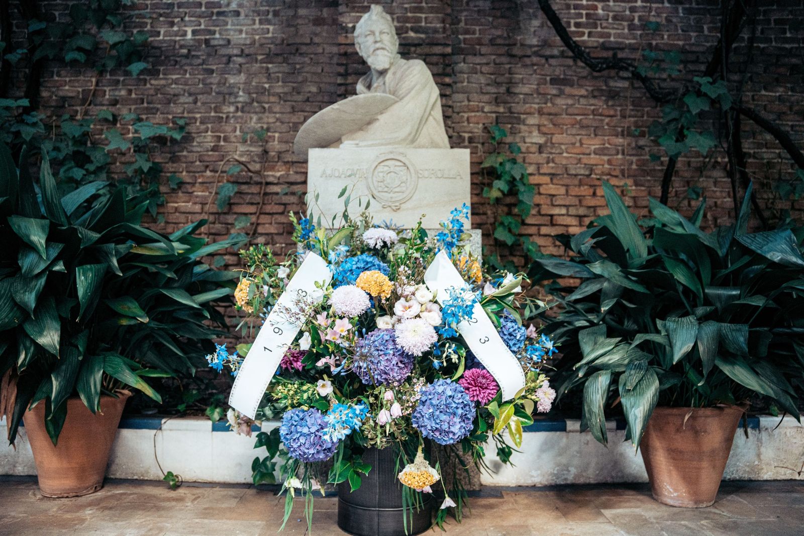 El busto que recuerda al pintor en el museo de Madrid se llenó de flores.
