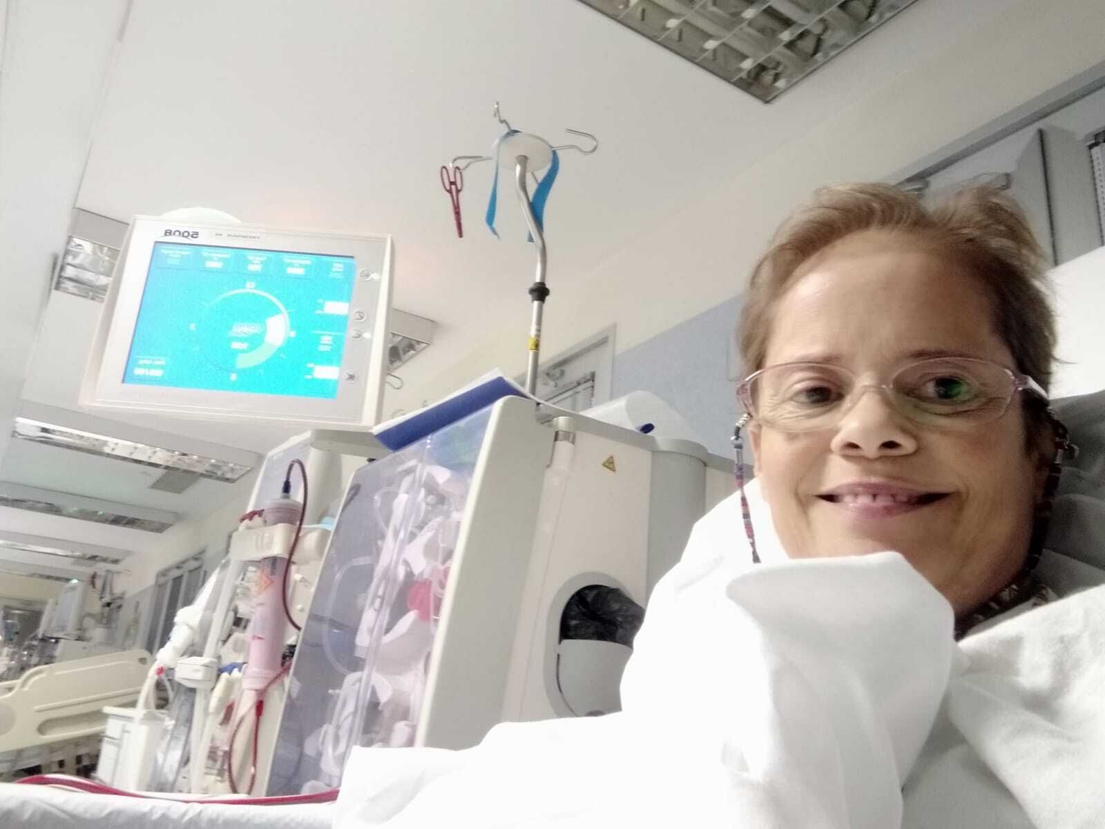 La presidenta de Alcer durante su tratamiento de hemodiálisis.