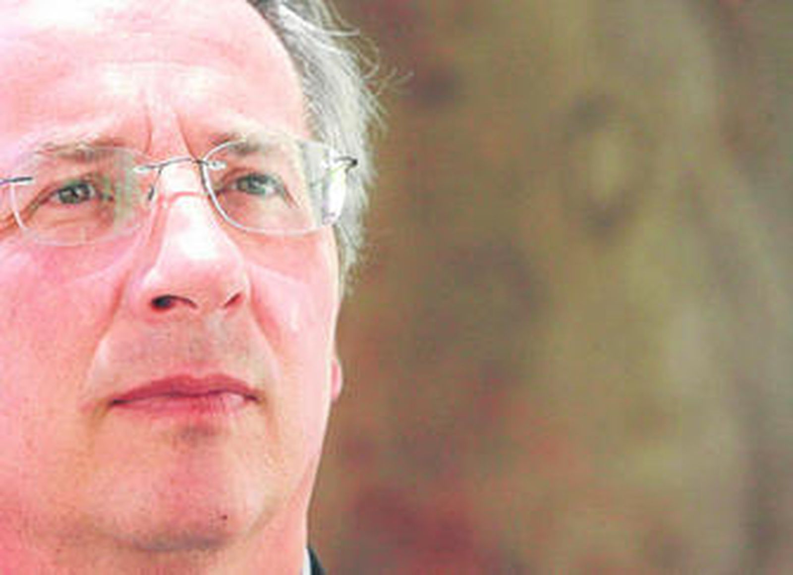 Javier de Torre, poco antes de la celebración de la entrevista. A la derecha, sentado en la céntrica Alameda del Banco.