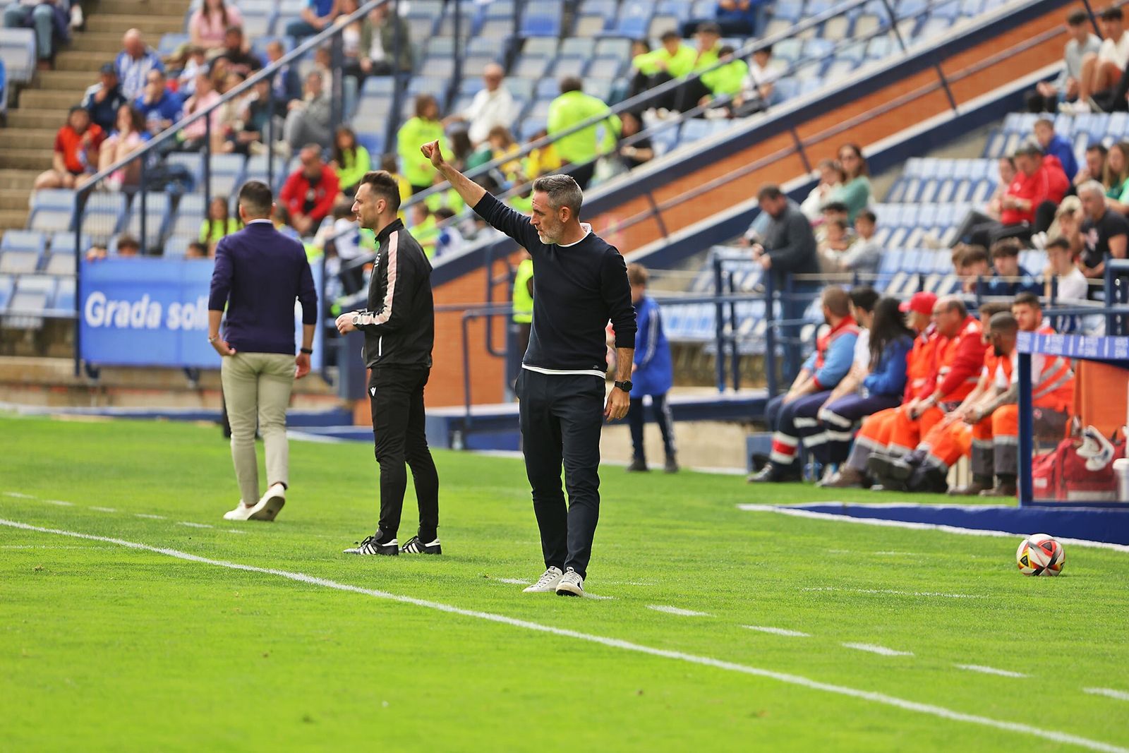 Abel Gómez, en la banda del Nuevo Colombino.