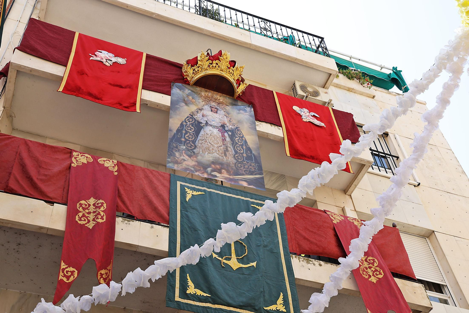 Imágenes de las calles por donde discurrirá la procesión de La Esperanza engalanadas con los colores del Vaticano