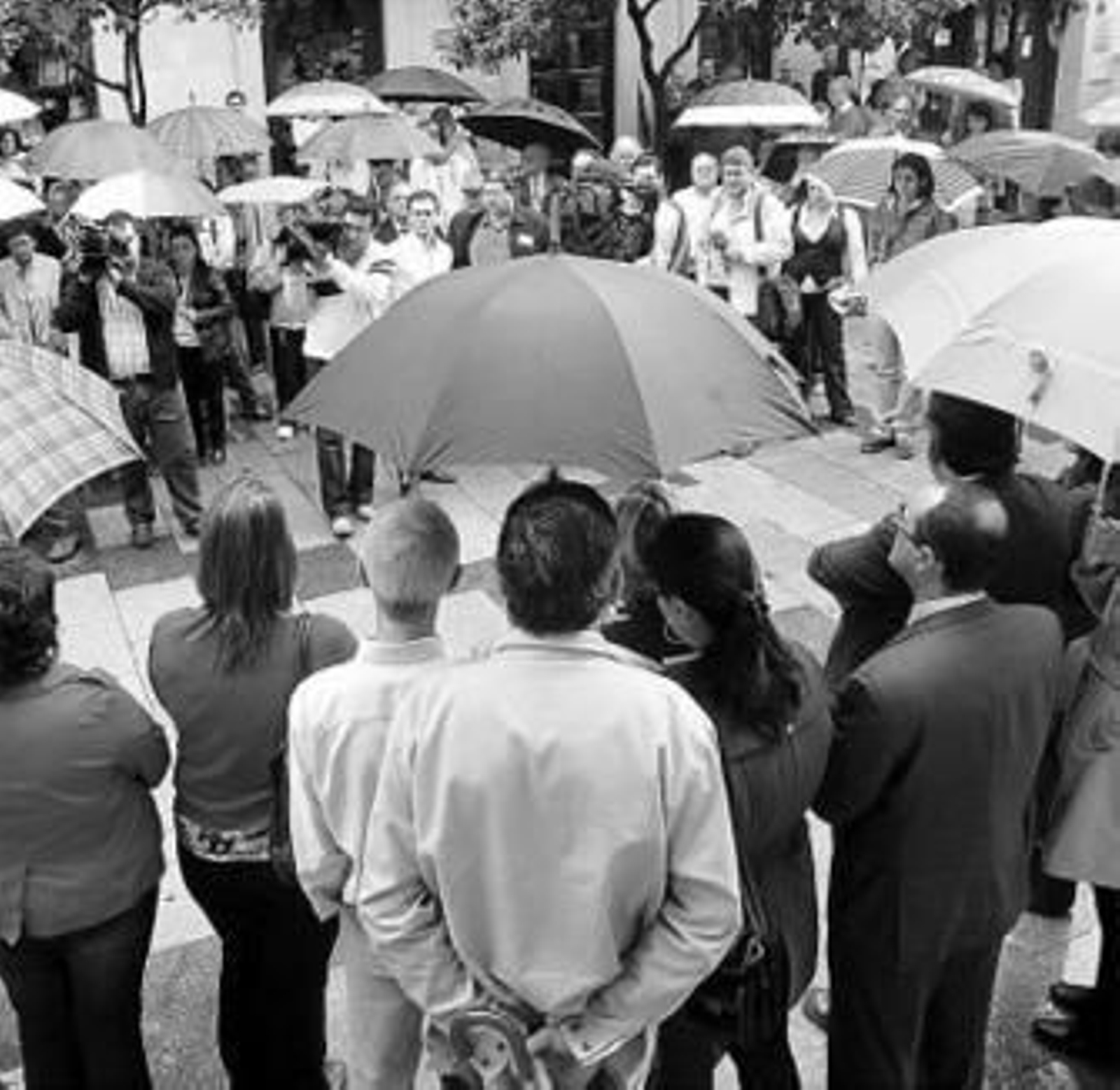 Un instante de la concentración de solidaridad ayer.