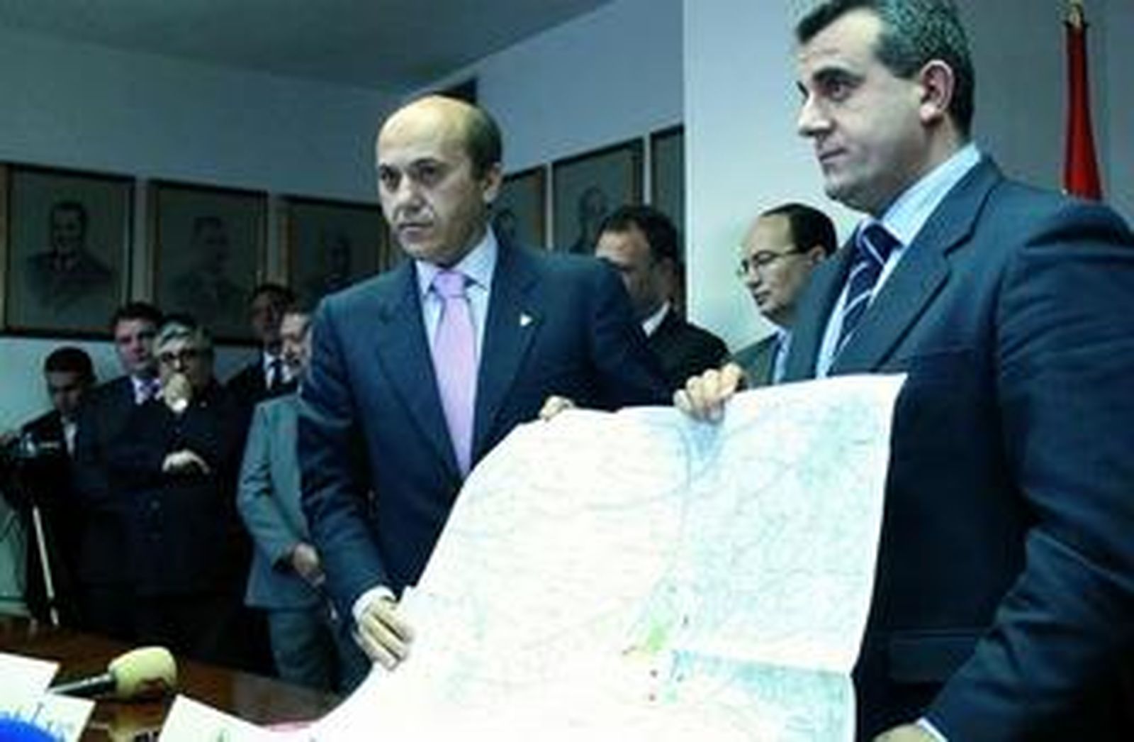 El presidente de Sevilla FC, José María del Nido, y el alcalde de Bollullos, Antonino Gallego, el día que anunciaron la Ciudad Deportiva.