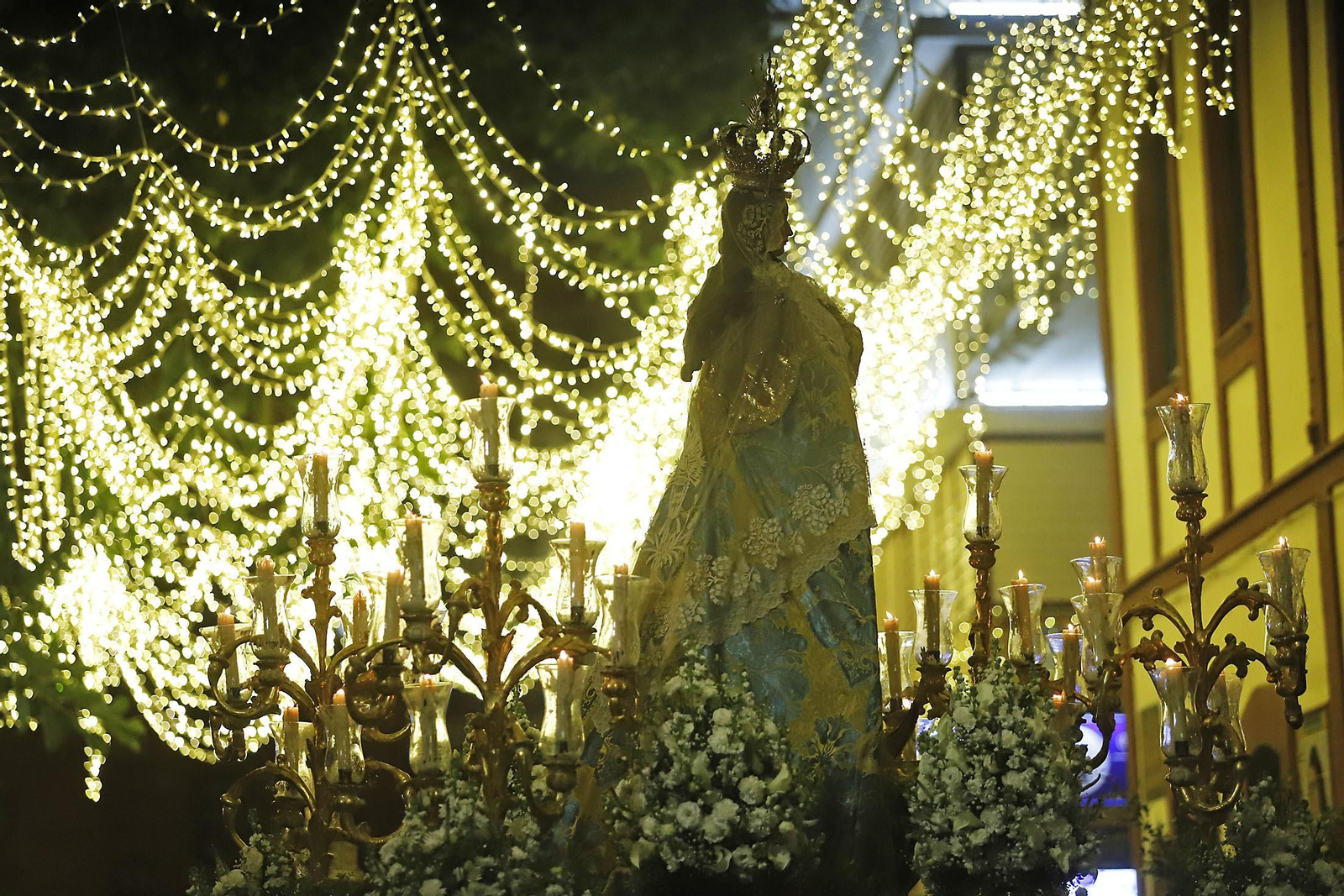 Imágenes de la procesión de la Purísima Concepción por las calles del el centro