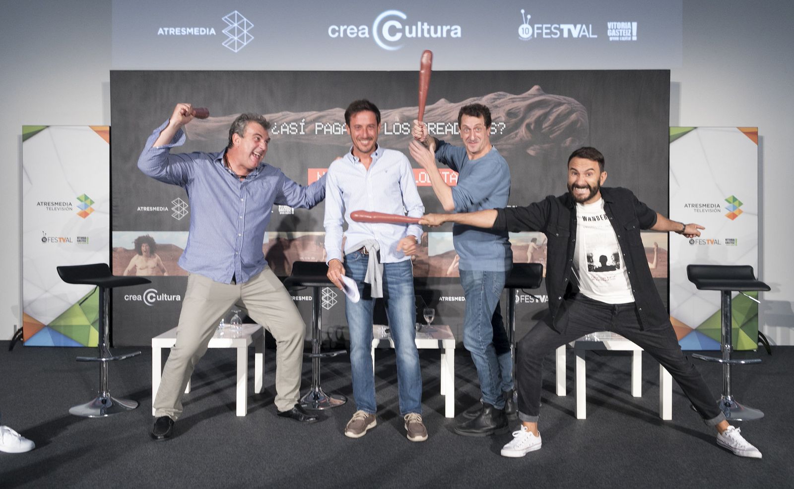 El director de Comunicación de Atresmedia, Ignacio Mata, y los actores de Yllana