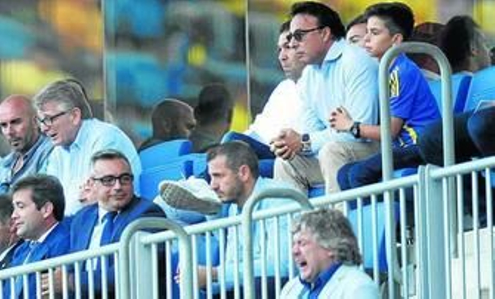 Quique Cárcel (c), director deportivo del Girona, aparece sentado en el palco justo delante de Quique Pina y Juan Carlos Cordero, mientras no pierde detalle de lo que acontece sobre el césped.