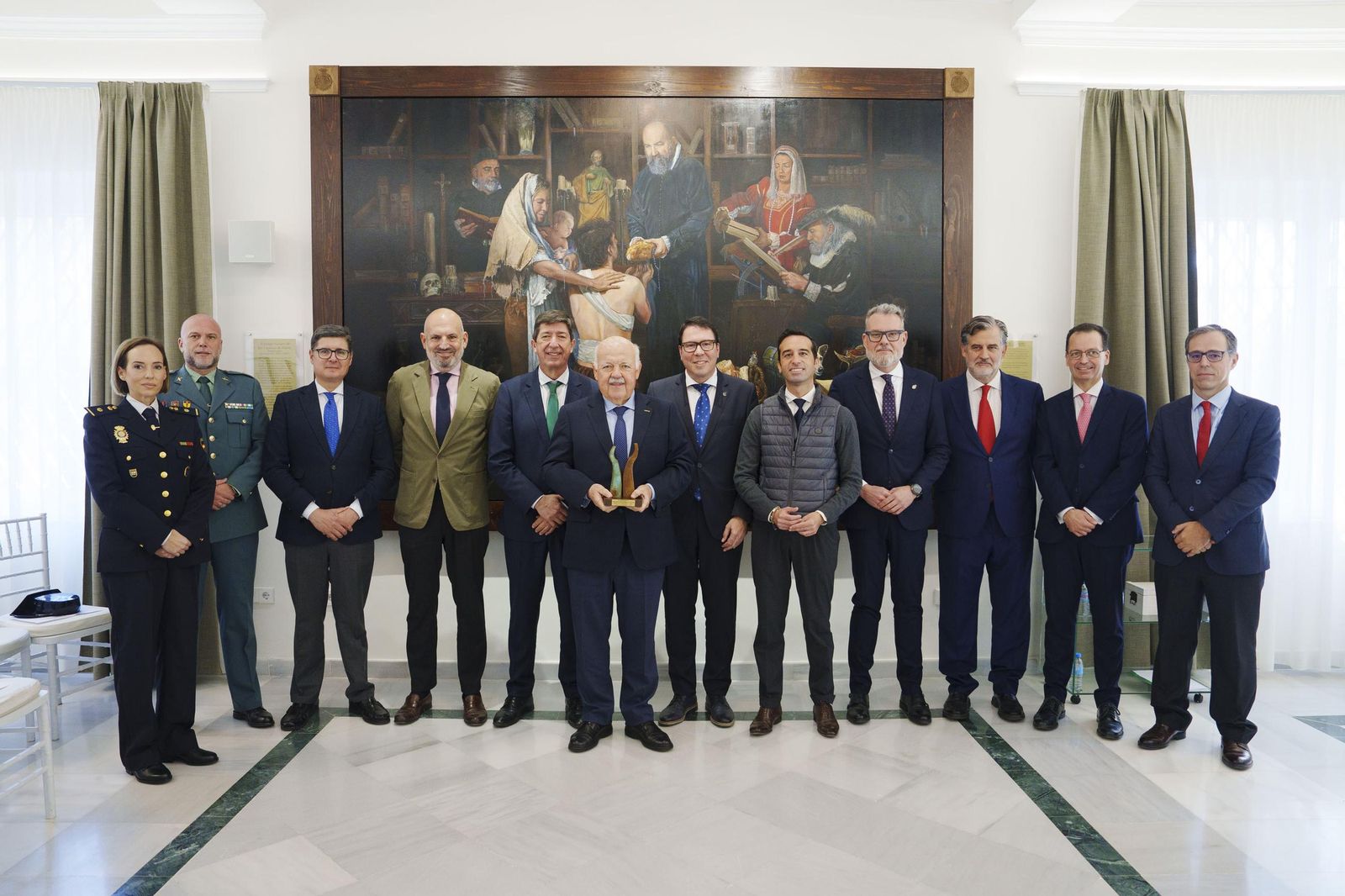 Jesús Aguirre recibe el primer Premio Nexus del Colegio de Gestores de Sevilla