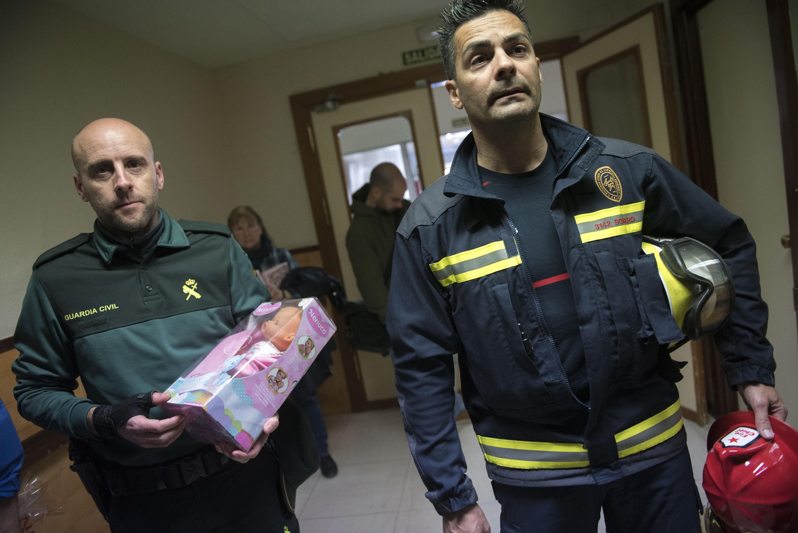 Las Fuerzas de Seguridad visitan a los menores ingresados en el Hospital Materno Infantil
