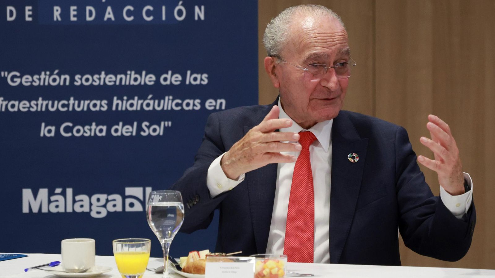 De la Torre exponiendo su visión en materia hídrica.