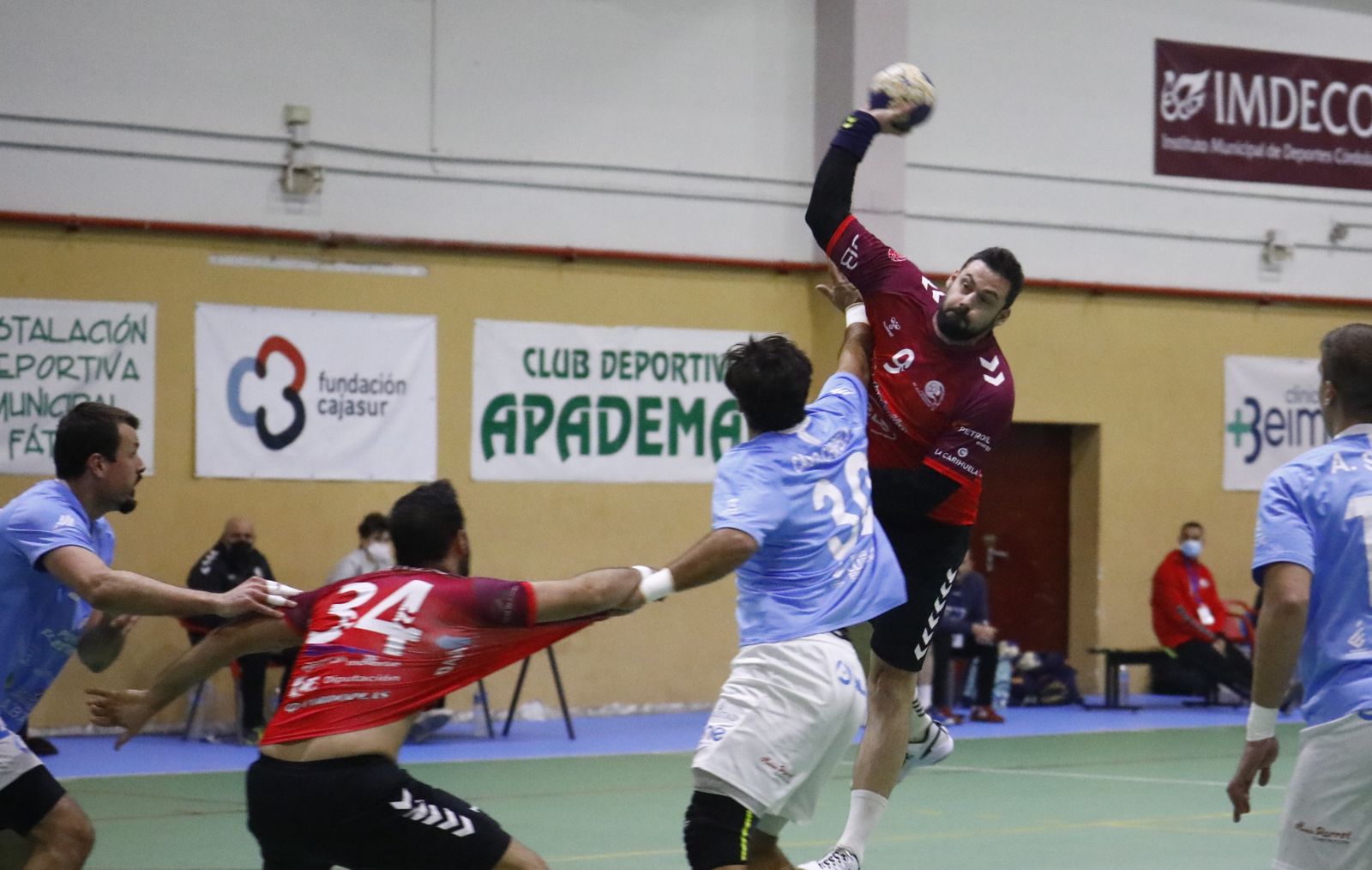 Juanlu Moyano lanza ante la oposición de un rival.