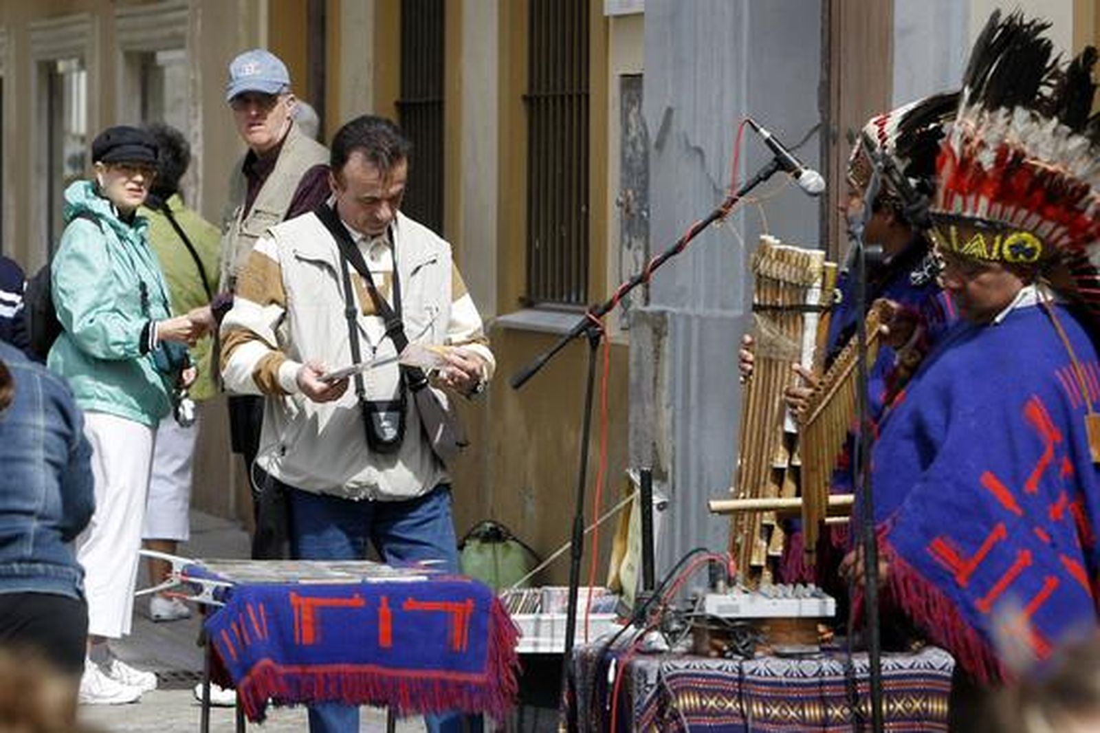 Unos 3.000 cruceristas visitan Cádiz con las escalas del ´Eurodam´ y ´Le Diamant´ en el mes por excelencia de los cruceros. 

Foto: Jose Braza