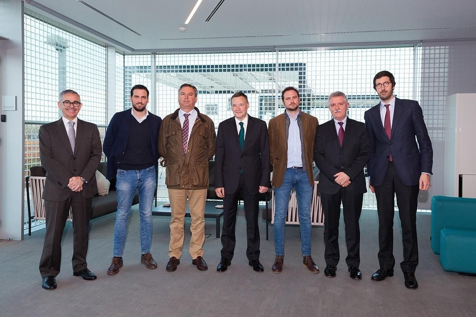 Directivos de Suez y Galpagro tras la firma del acuerdo.