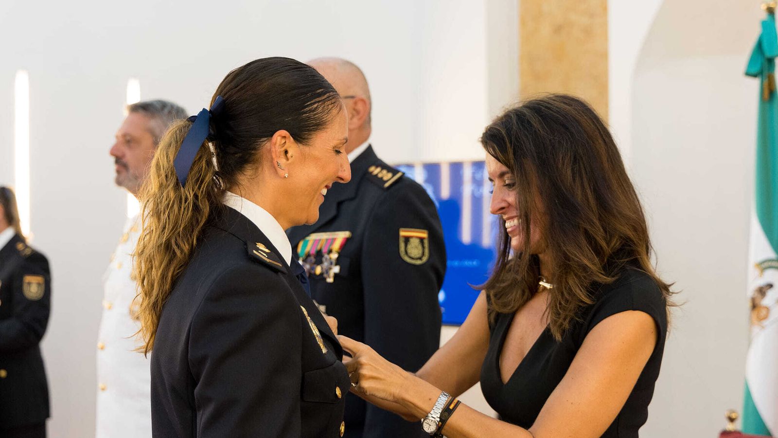 Entrega de una de las condecoraciones en San Fernando con motivo del día de los Santos Ángeles Custodios, patronos del Cuerpo Nacional de Policía.