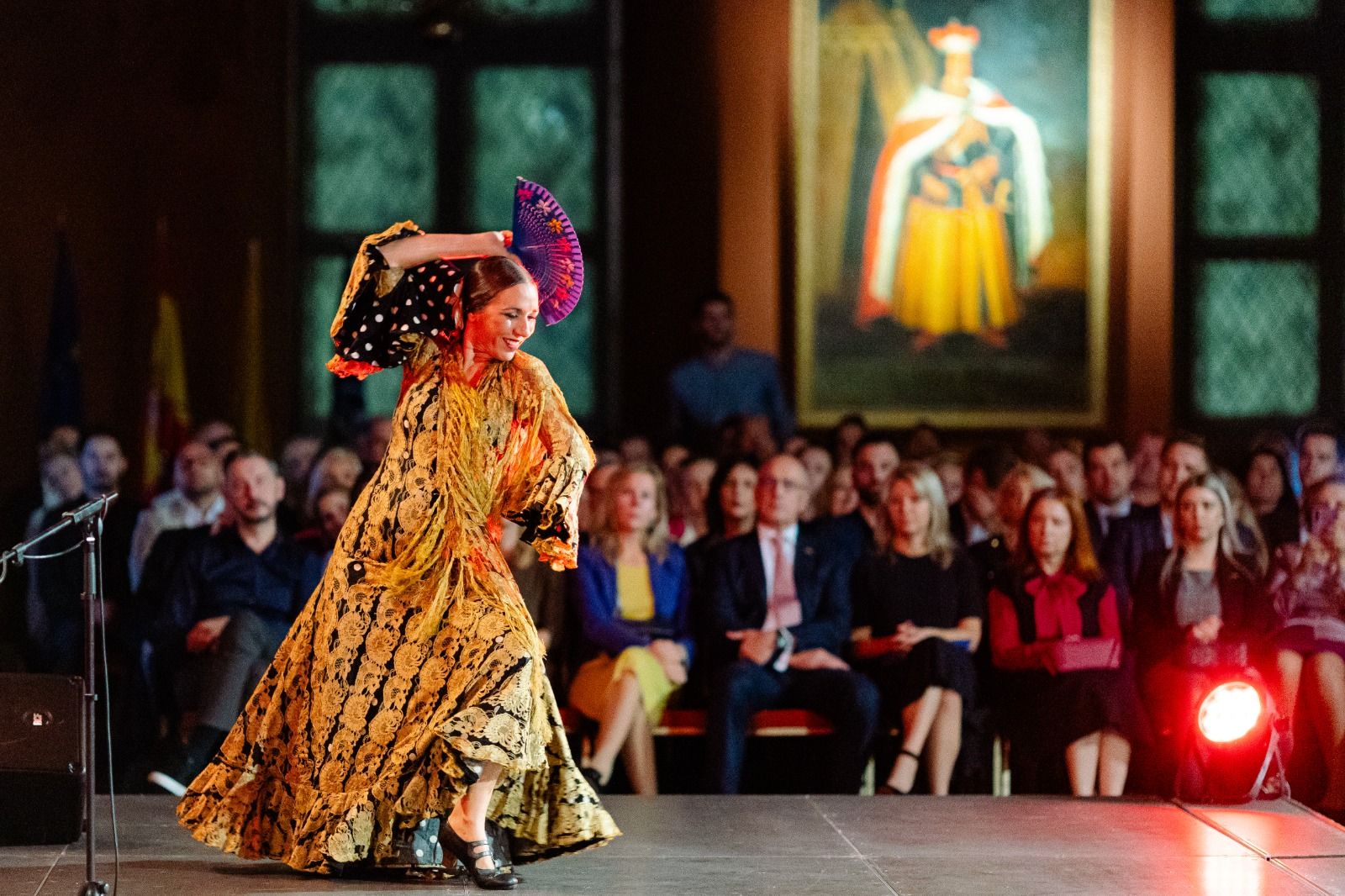 Una de las actuaciones de Anabel Veloso en una de las embajadas.