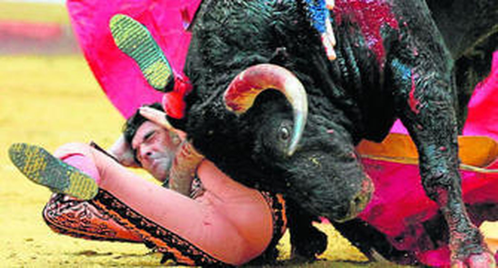 Paco Peña fue cogido por el cuarto toro de la corrida celebrada el pasado martes en Illumbe.