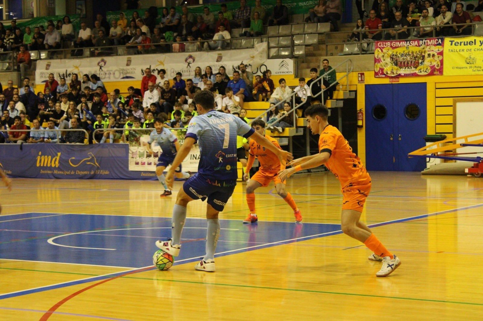 Juanan pivotea en una jugada de ataque del El Ejido Futsal contra el Burela