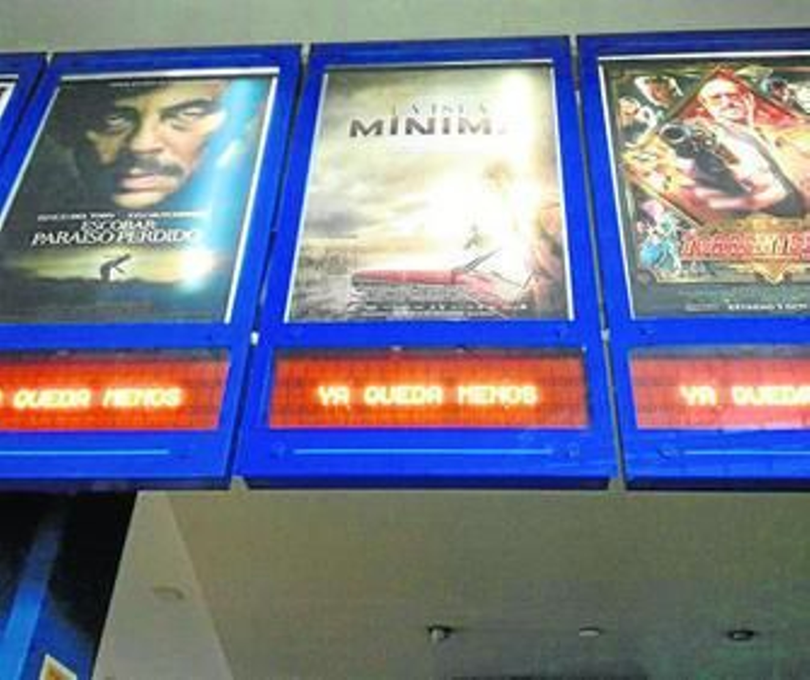 Imagen de las carteleras con los luminosos ya activos.