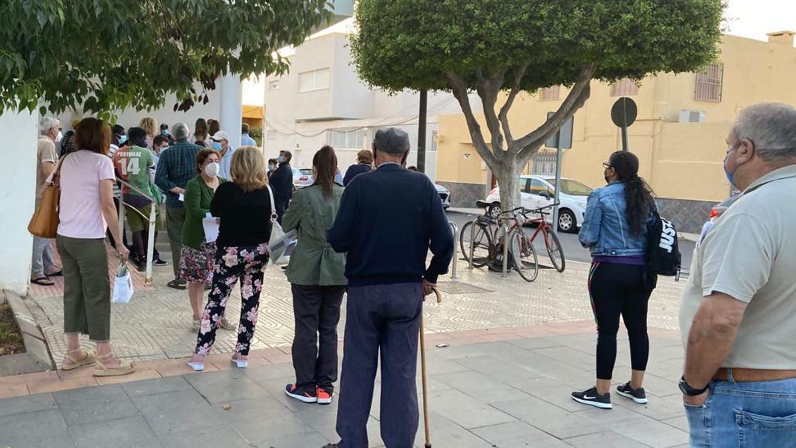 La gente empieza a hacer cola a las cinco de la mañana porque a las siete ya se quedan sin citas.