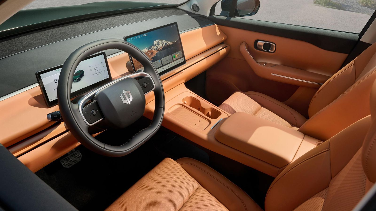 El salpicadero prácticamente está desprovisto de mandos físicos. Es la pantalla, con un sistema operativo propio de Leapmotor, la que agrupa el control de las funciones.