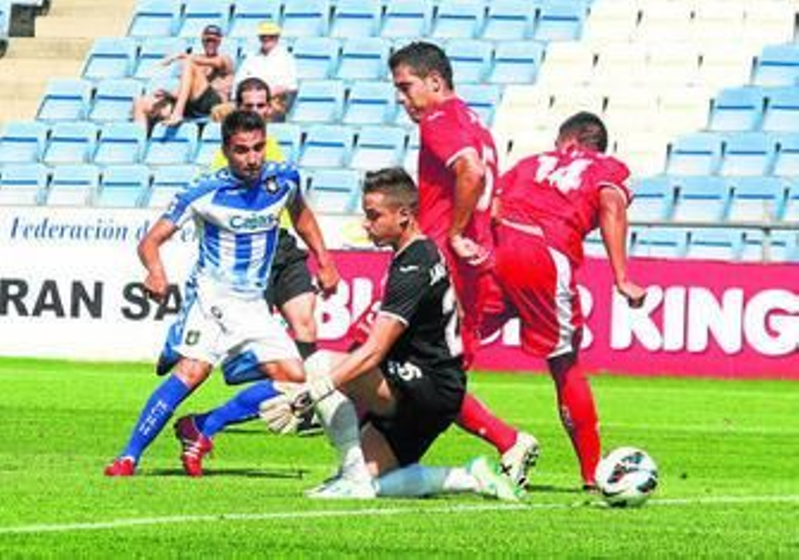 Chuli anota uno de los tantos del Recreativo ante el Murcia.