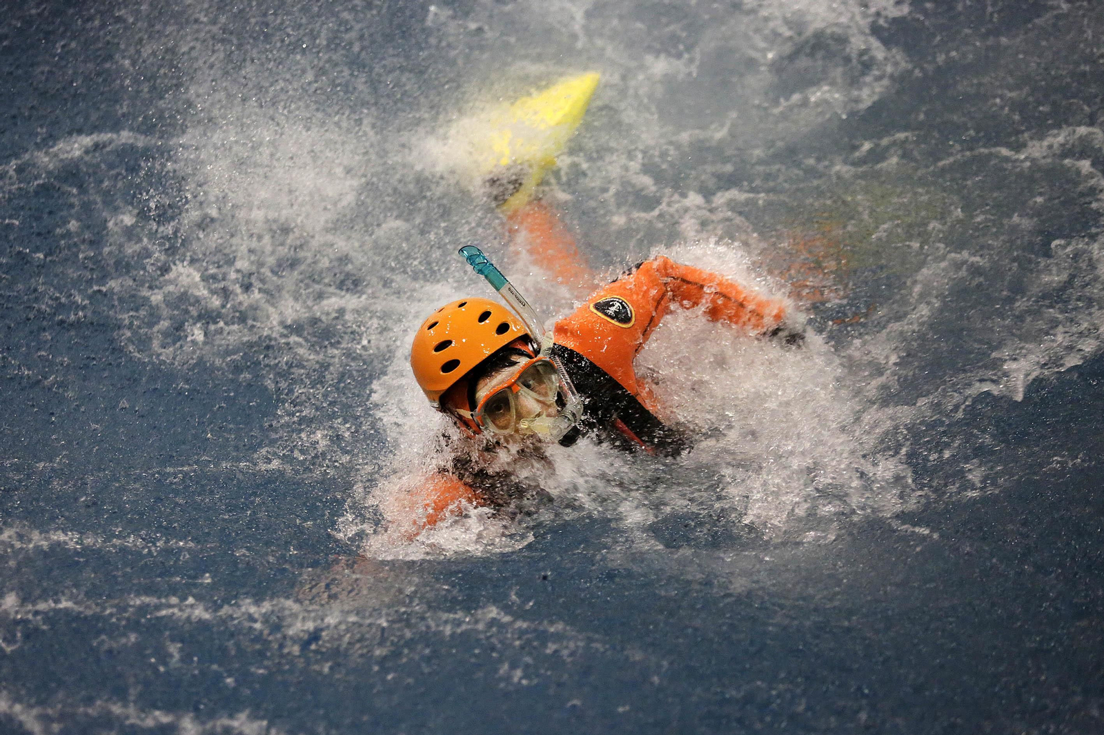 Una jornada de entrenamiento en el simulador de rescates en el mar de la Armada