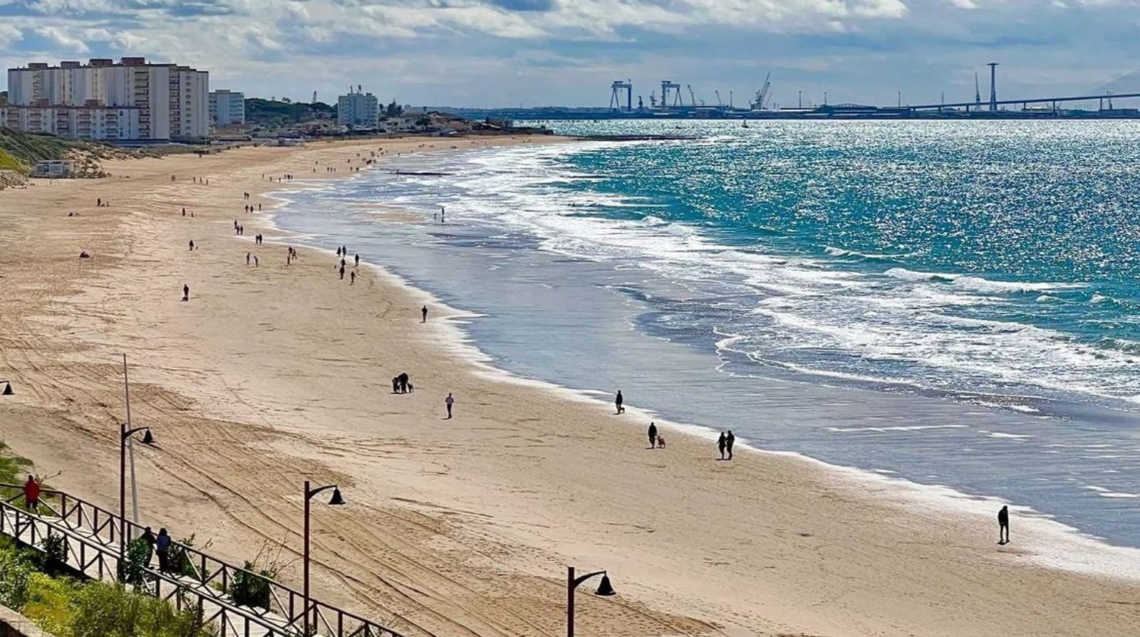 Al fondo, la playa portuense de El Buzo, en una imagen de archivo.