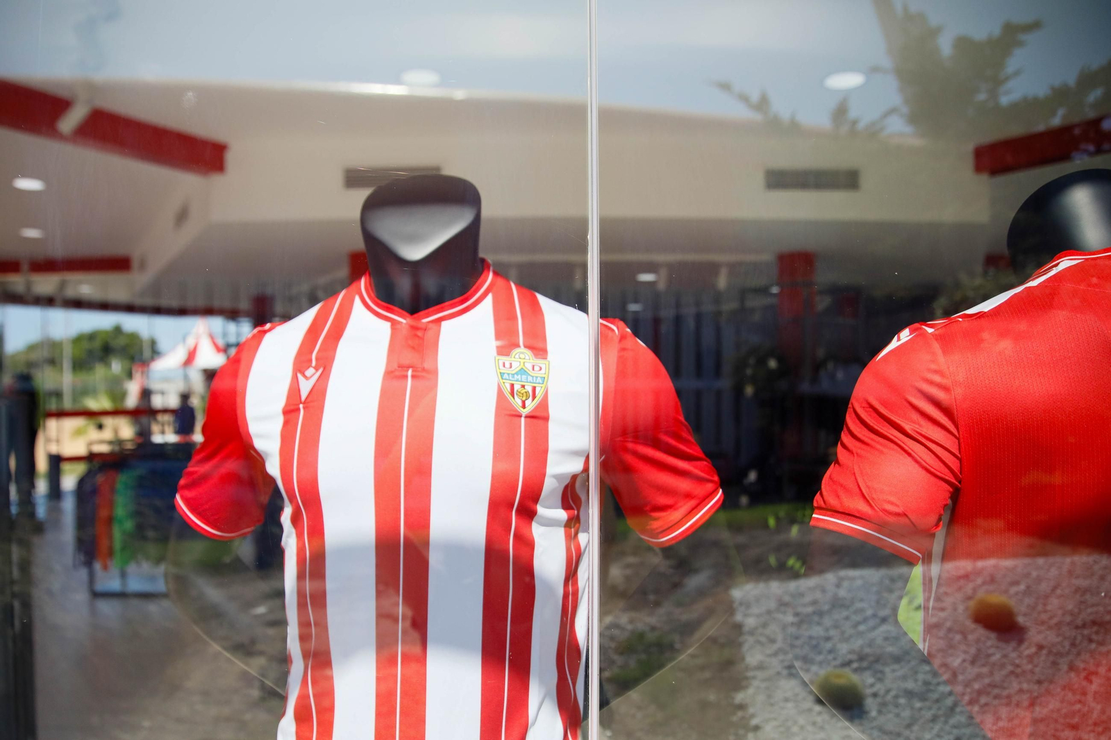 Las imágenes de la campaña de abonos de la UDA y apertura de la tienda del club