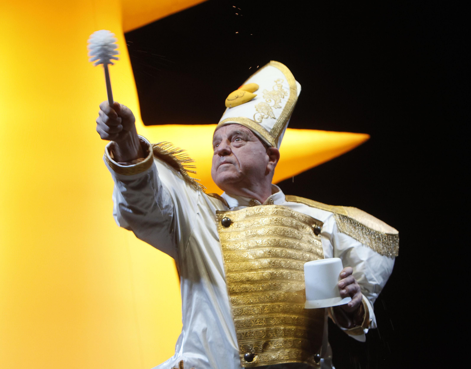 Leo Bassi, en una imagen de archivo, en un momento de su 'Gran misa patólica'.