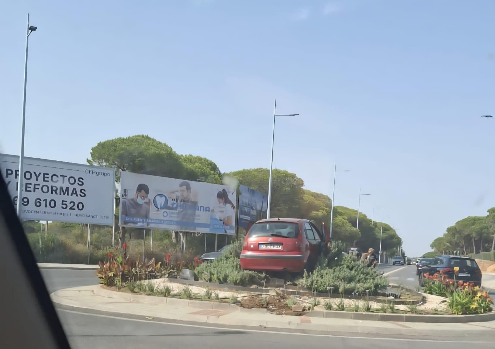 El coche, dentro de la rotonda