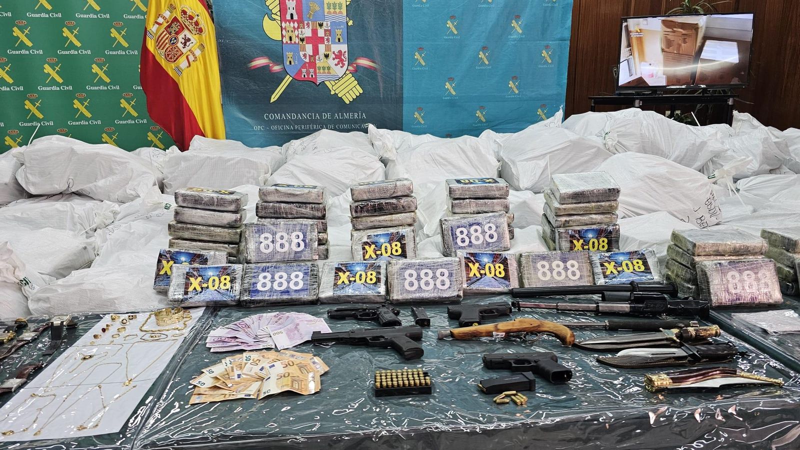 Cocaína, marihuana, armas y objetos de lujo: las incautaciones de la operación 'Lukenan'
