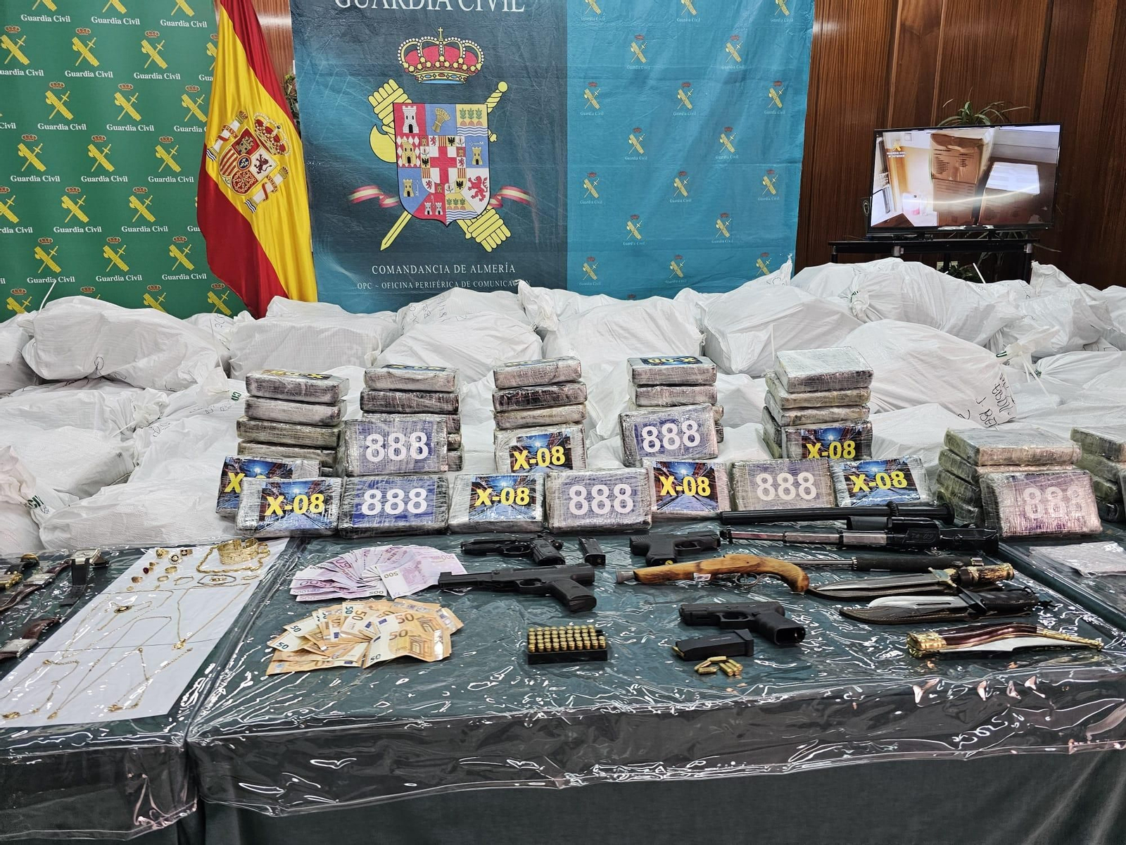 Cocaína, marihuana, armas y objetos de lujo: las incautaciones de la operación 'Lukenan'