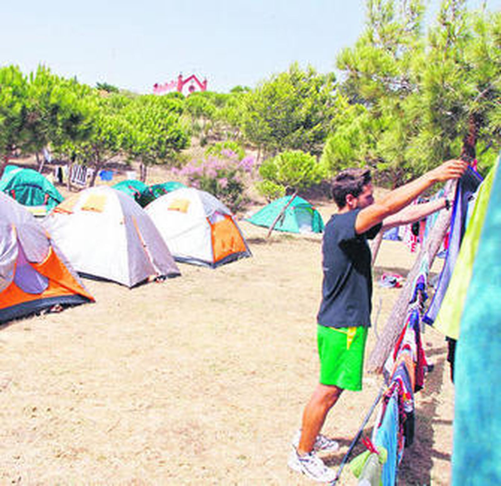 El primer campamento internacional scout acampa en el Parque del Cerro