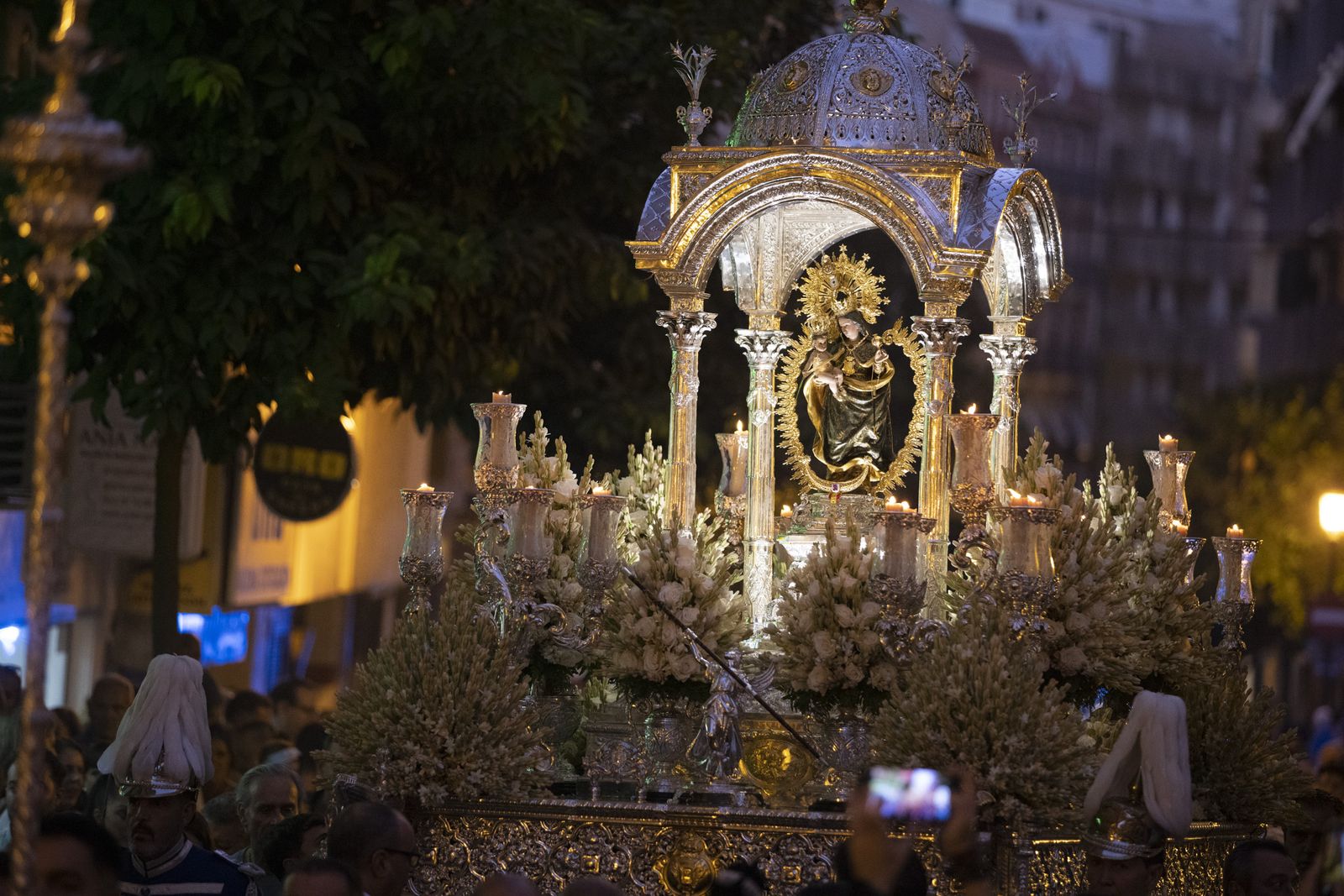 Imágenes de la procesión de la Virgen de la Cinta por el centro de la ciudad