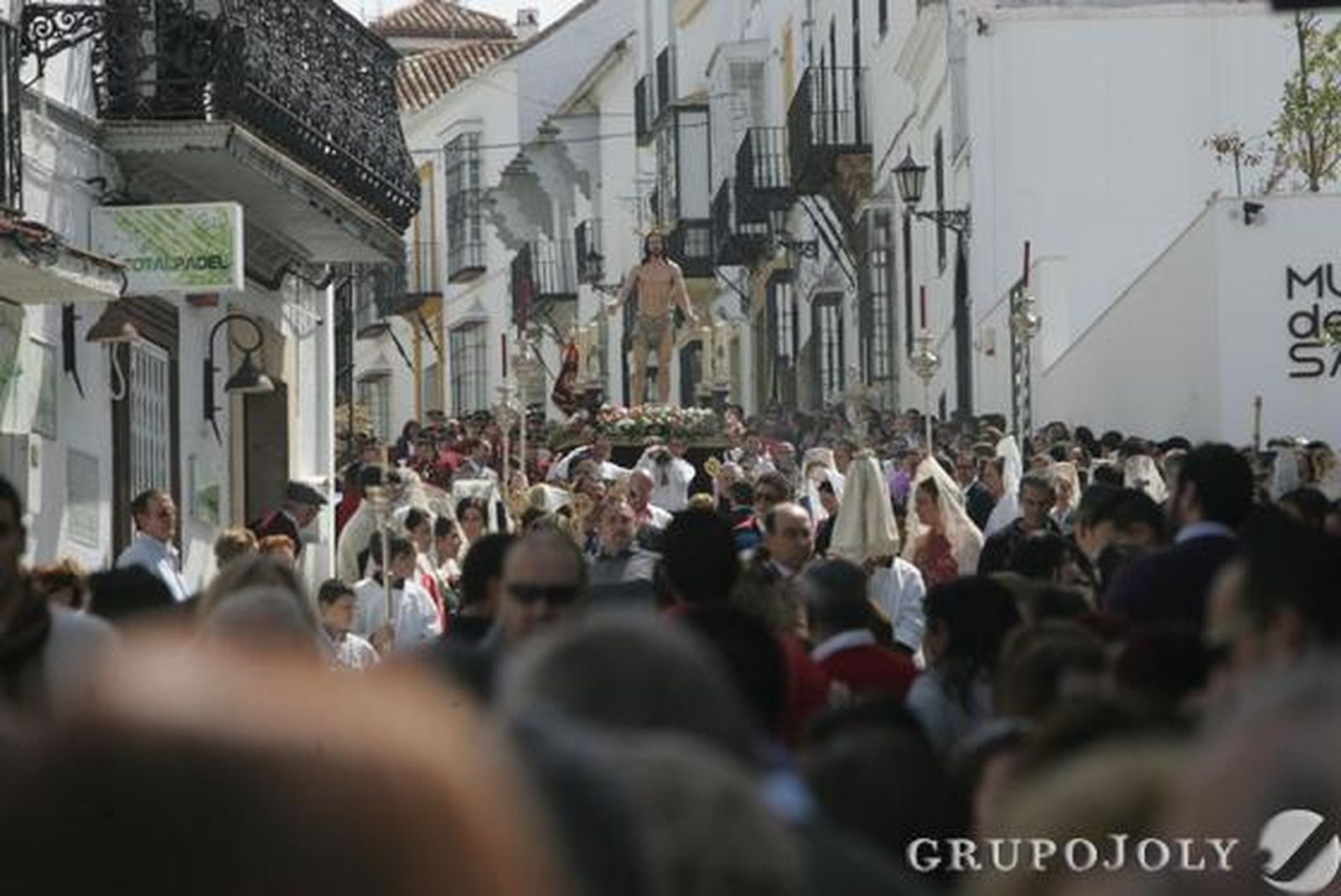 El Resucitado de San Roque sale por primera vez de la iglesia de Santa María la Coronada

Foto: J.M.Q./Erasmo Fenoy