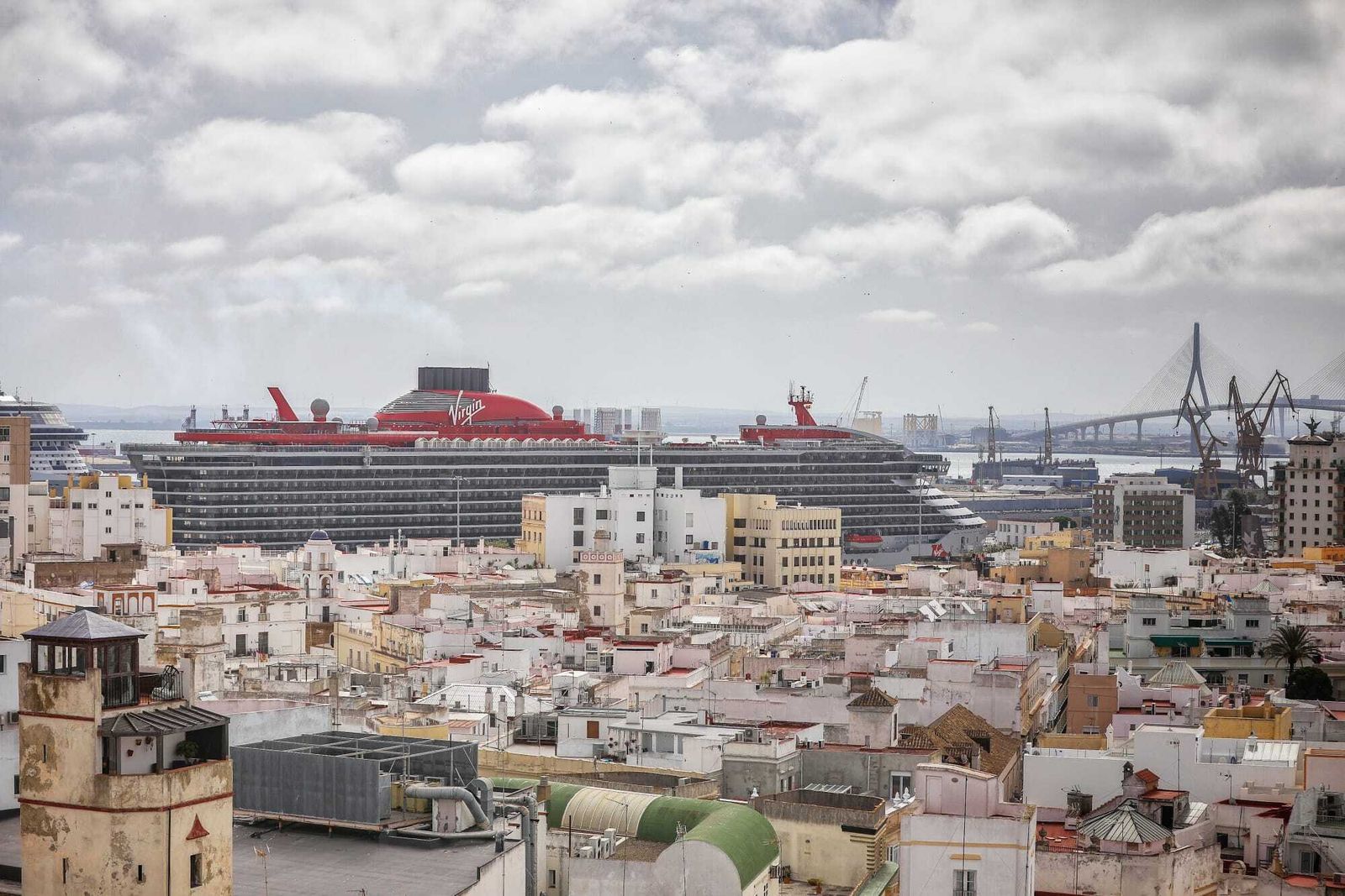 El crucero de Virgin, atracado en el muelle de Cádiz.