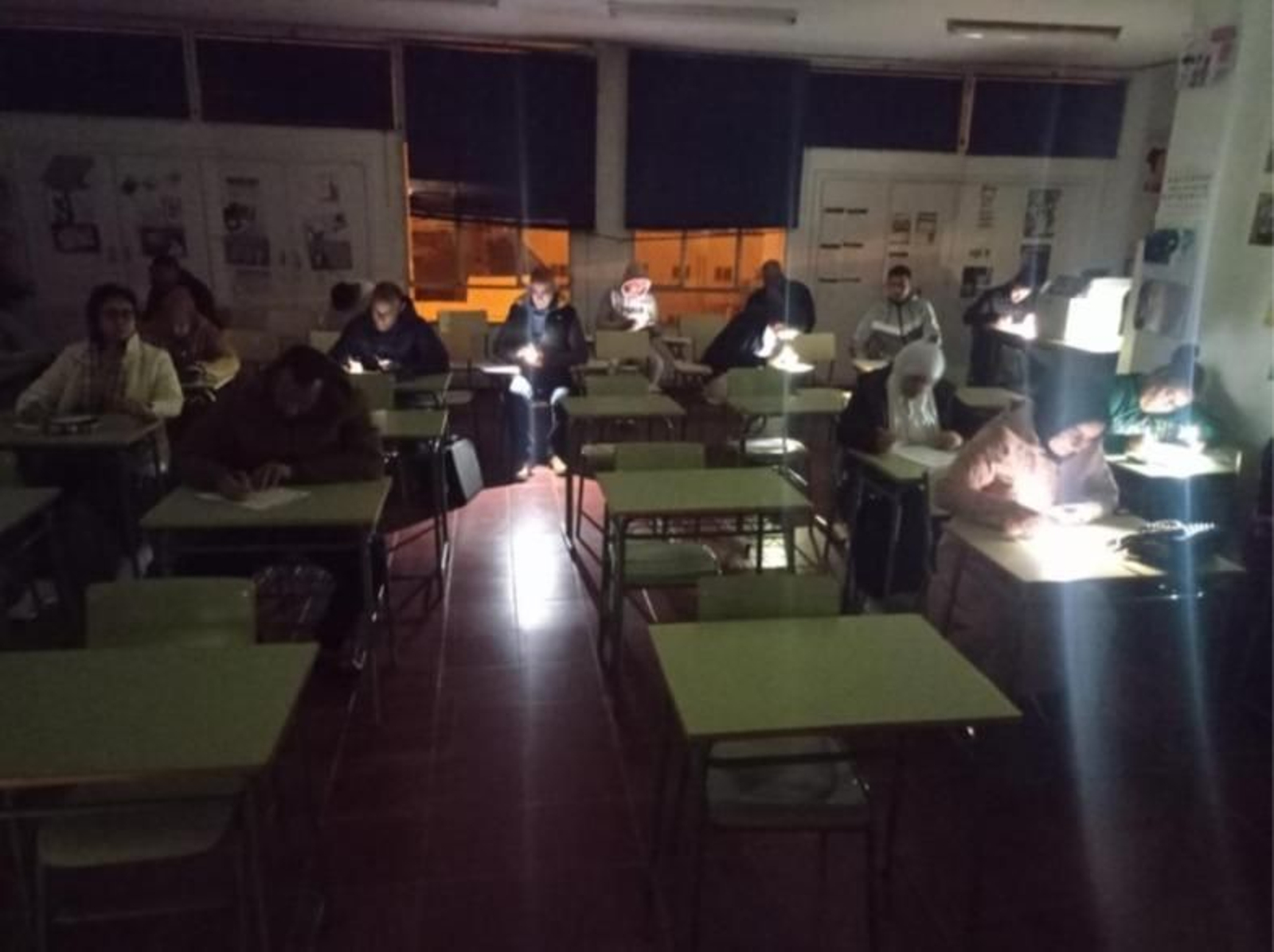 Alumnado del CEPER La Chanca realiza exámenes con las linternas de móvil por la falta de suministro eléctrico.