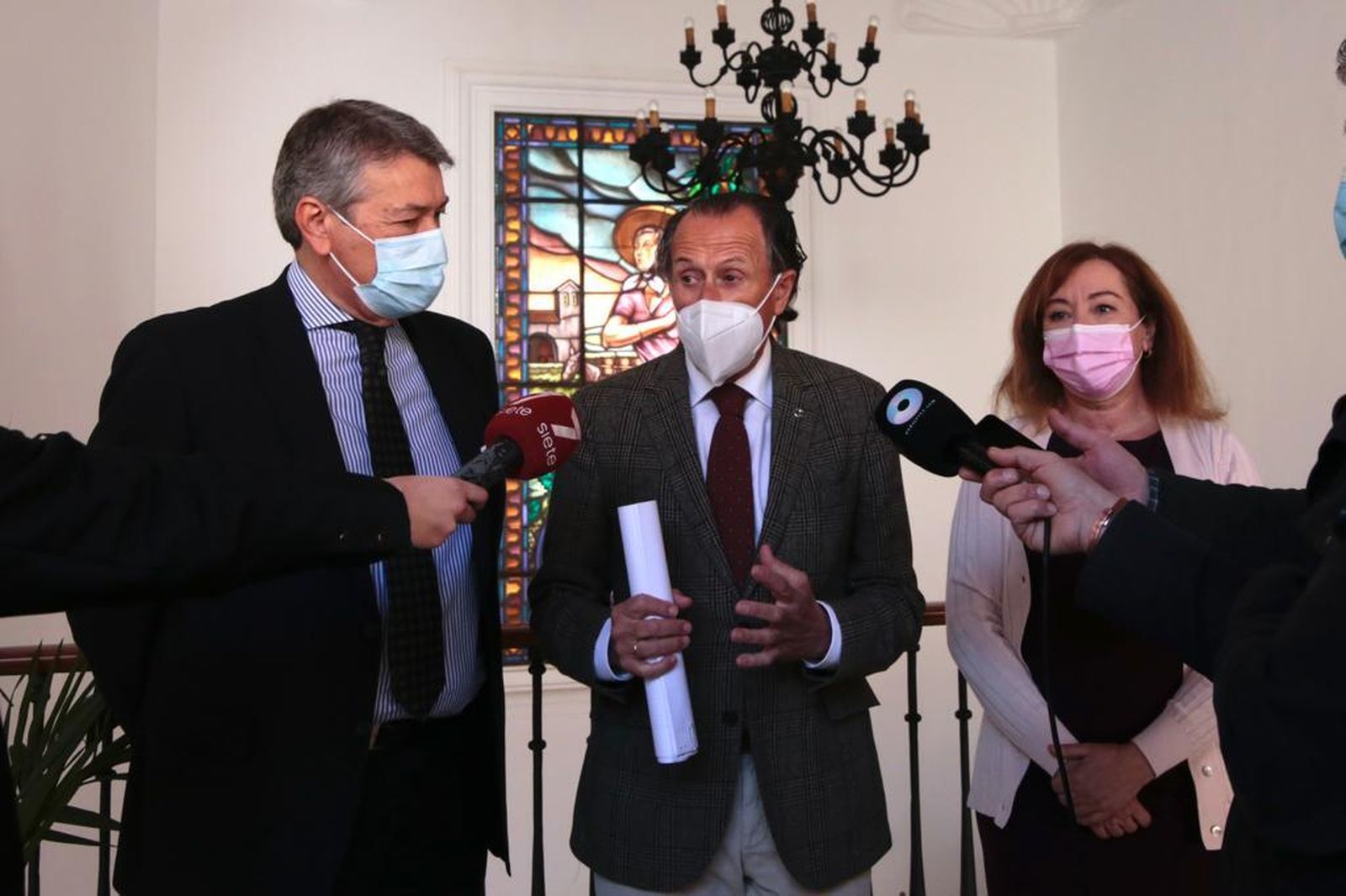 El vicepresidente primero de Diputación, José María Román, junto a César Saldaña e Isabel Gallardo.