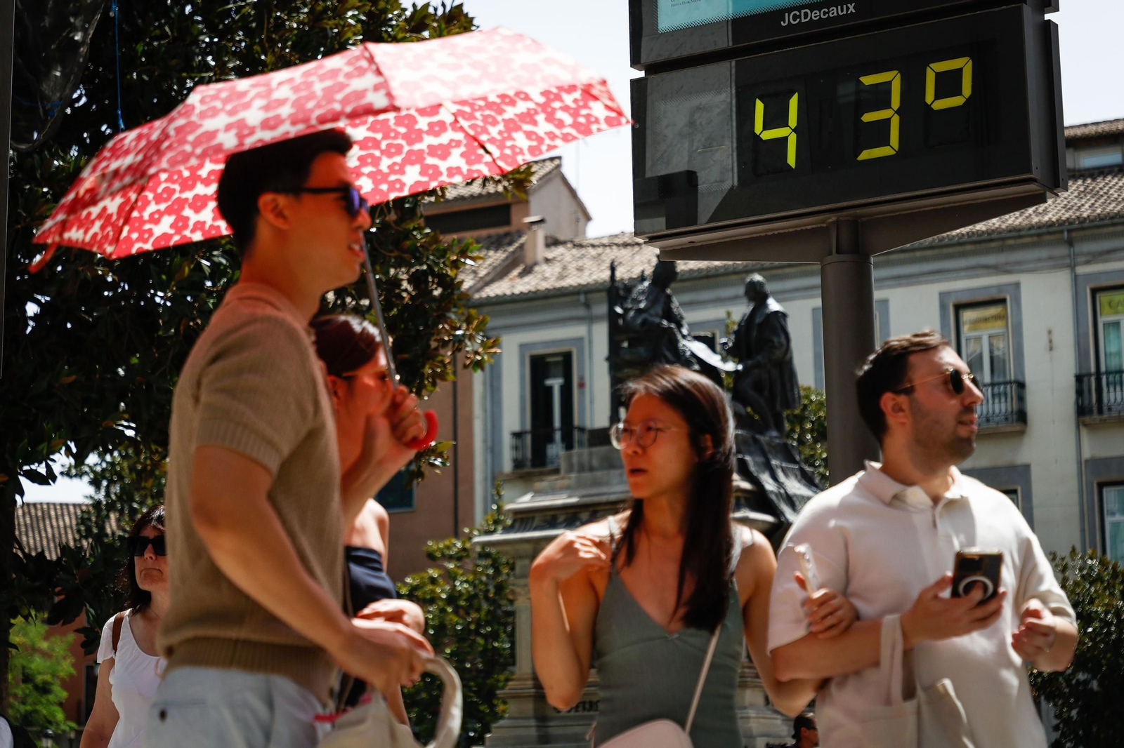 Paraguas, abanicos y agua: las mejores imágenes de la primera ola de calor de agosto en Granada