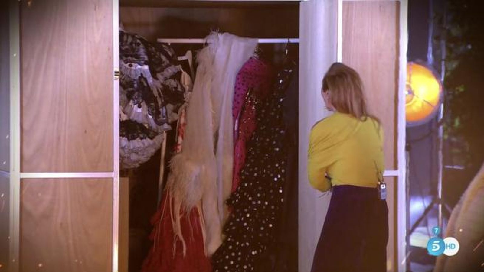 Al final del programa Rocío Carrasco abrió uno de los contenedores con pertenencias de su madre; incluía unos cuantos vestidos de la artista chipionera.