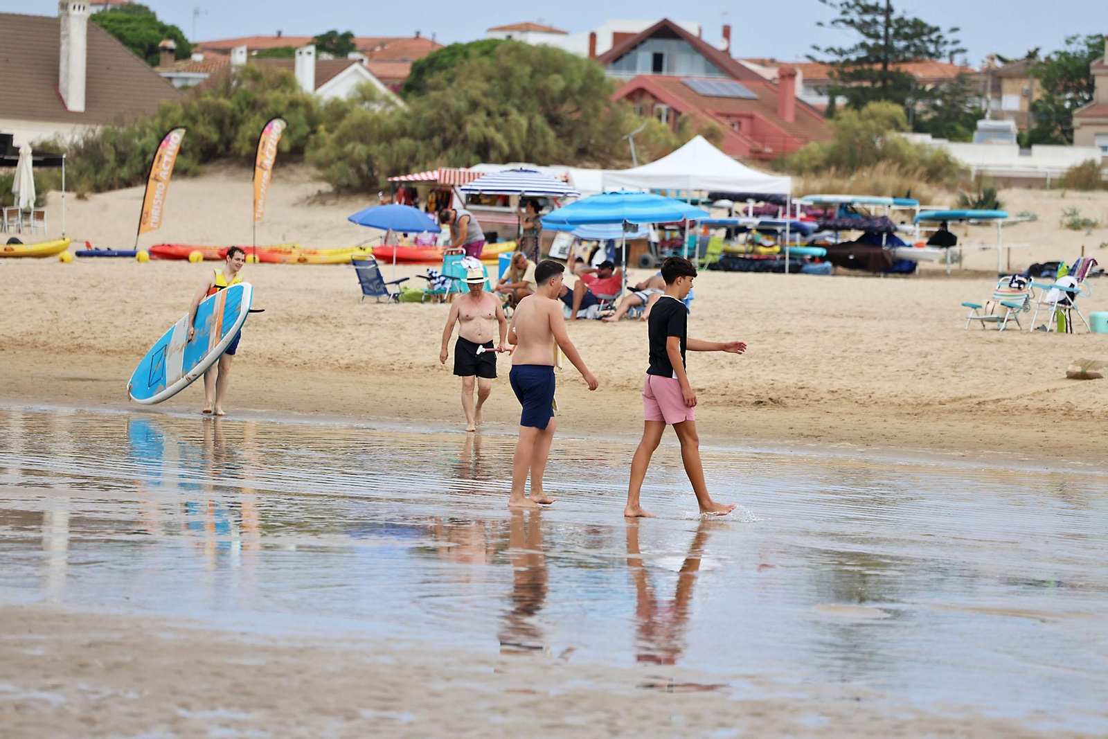 Imágenes del ambiente en las playas de Huelva en la mañana de domingo
