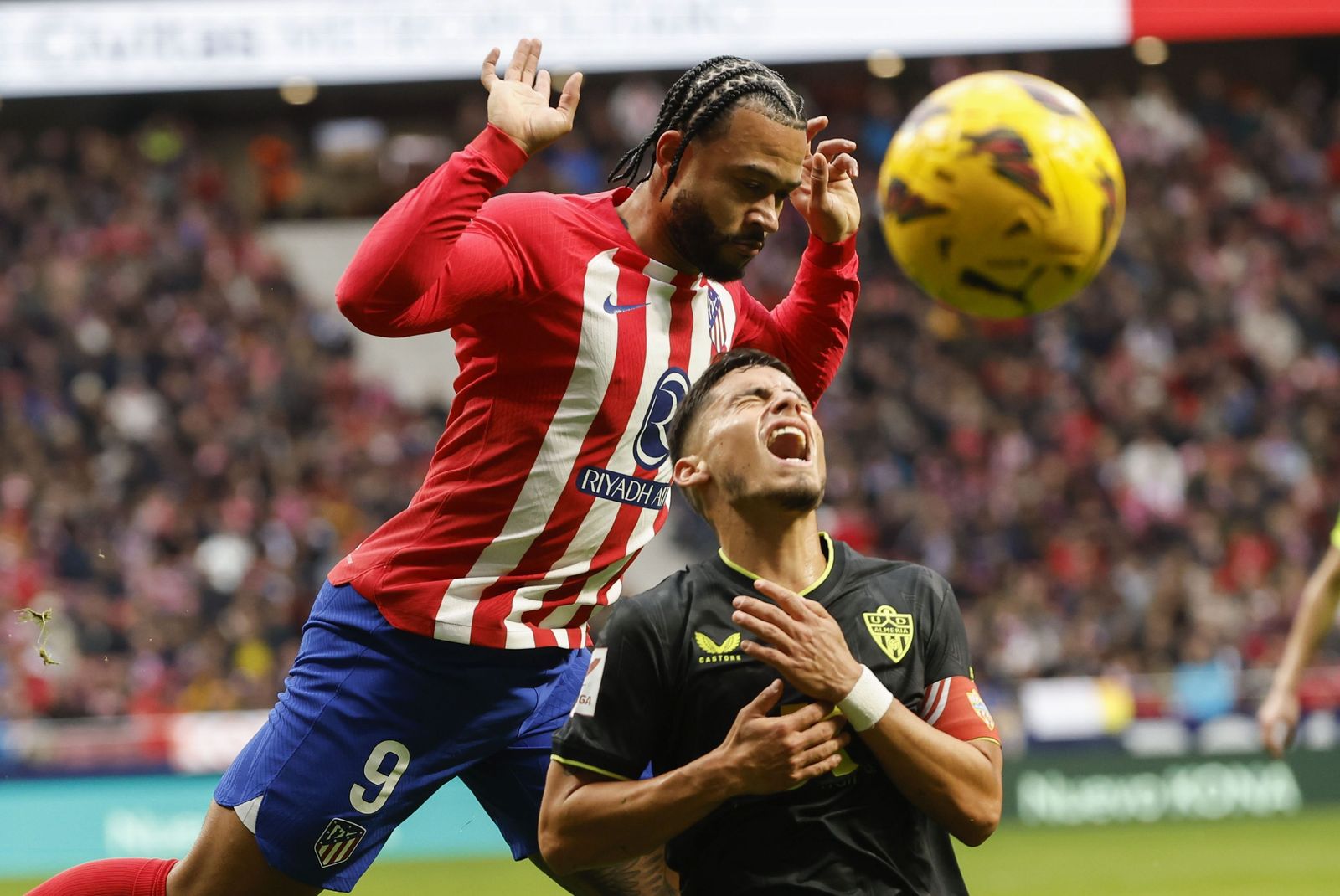 Robertone se queja de una entrada del colchonero Memphis Depay