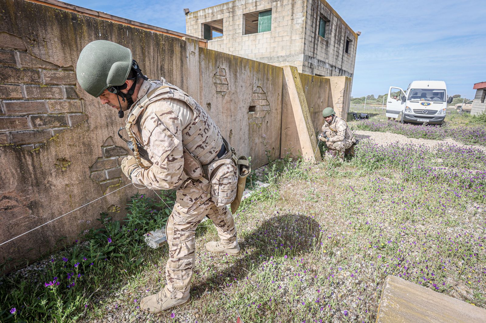 Fuerzas Armadas: Así se adiestran los equipos de desactivación de explosivos en Cádiz