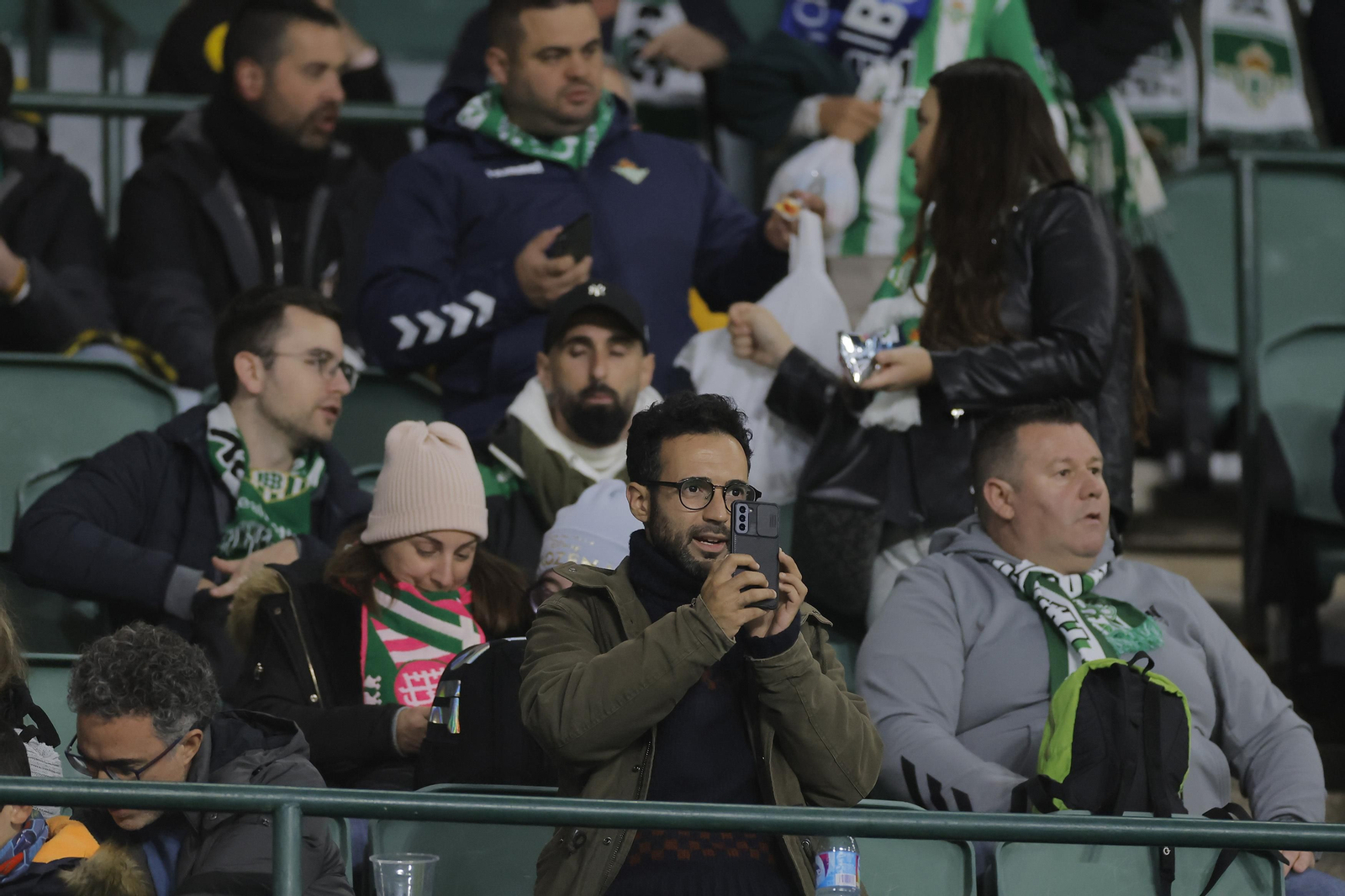 Búscate en las fotos del Betis-Girona
