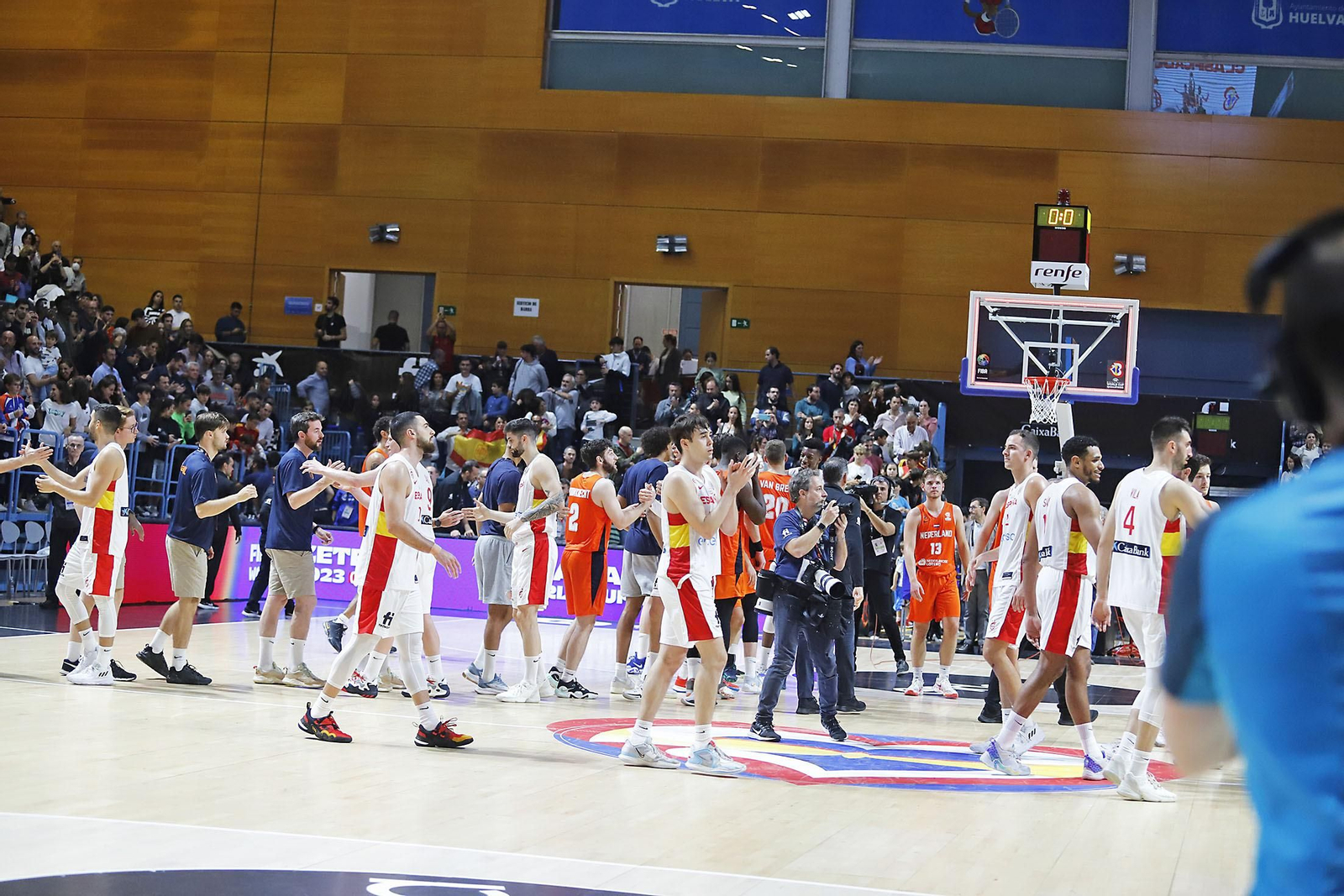 Imágenes de la celebración de la selección Española de baloncesto por certificar su pase con una victoria ante Paises Bajos Imágenes de la celebración de la selección Española de baloncesto por certificar su pase con una victoria ante Paises Bajos